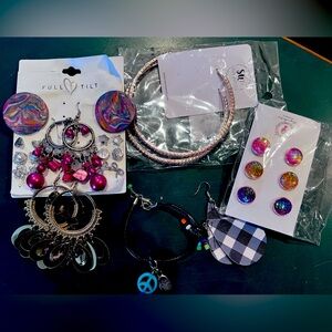 🌼🌼3 for 15$🌼🌼14 pair of earrings and one bracelet